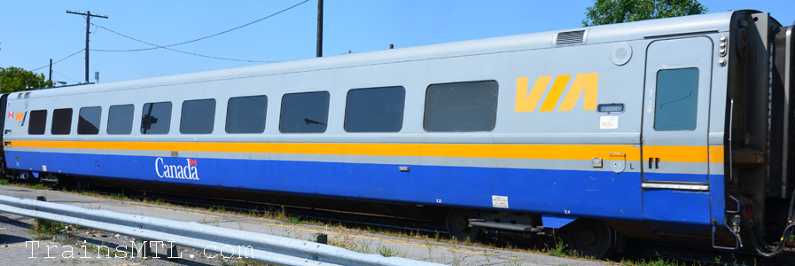 Passenger car VIA 3459 left side with VIA's old colors / Wagon de passager VIA 3459 coté gauche avec les vielles couleurs de VIA